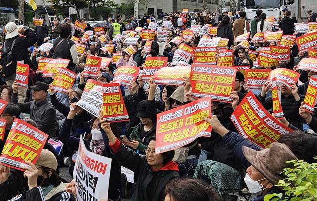 윤석열 전 대통령이 파면된 지 한 달이 다 된 연휴 첫날인 3일 서울 도심 곳곳에서 윤 전 대통령 지지 단체들과 진보단체의 집회가 열렸다.  시민단체 촛불행동이 이날 서울 서초구 대법원 인근에서 집회를 열고 있다.  연합뉴스