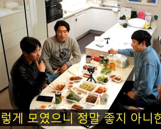 기안84, 덱스, 빠니보틀, 이시언이 '태계일주'에 대해 이야기를 나누고 있다. / 유튜브 '태계일주 베이스캠프' 캡처