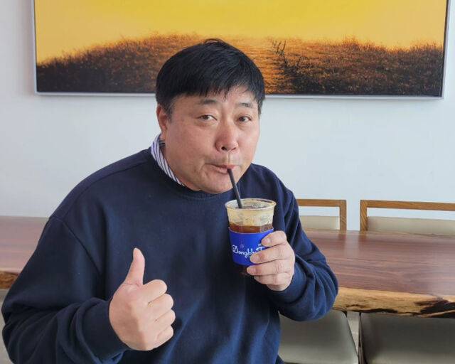 양준혁이 자신이 운영하는 카페의 커피를 맛보고 있다. / 양준혁 소셜미디어 캡처