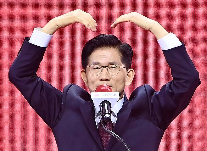 국민의힘 대선 후보로 선출된 김문수 후보가 3일 경기 고양시 킨텍스에서 열린 국민의힘 전당대회에서 수락 연설후 인사하고 있다. [연합]