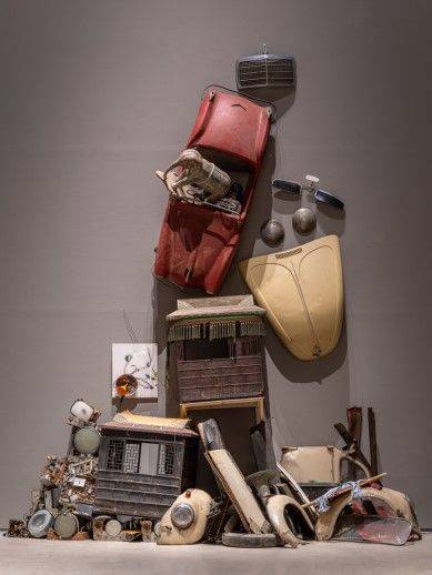 백남준, 잡동사니 벽, 1995, 자동차 부품, 가마, 피아노 키보드, TV 부품, 오디오, 스피커, 코끼리상, 불상, 트럼펫, 채색한 캔버스와 õ, 프라이팬, 깔대기, 가변 크기  *재판매 및 DB 금지