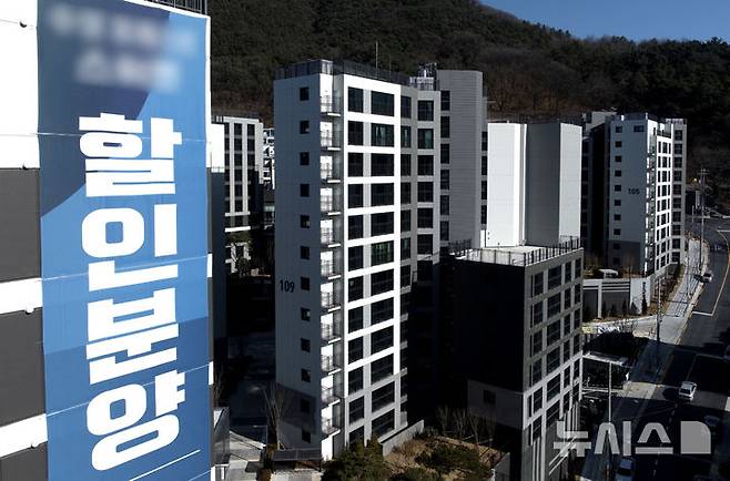 [대구=뉴시스] 이무열 기자 = 19일 대구 수성구의 한 아파트에 할인분양 관련 현수막이 붙어있다. 2025.02.19. lmy@newsis.com