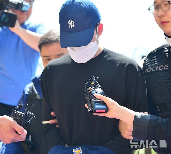 [청주=뉴시스] 서주영 기자 = 충북 청주의 한 고등학교에서 흉기 난동을 부린 10대 피의자가 30일 오후 청주지방법원으로 구속 전 피의자 심문(영장실질심사)을 받기 위해 출석하고 있다. 2025.04.30. juyeong@newsis.com