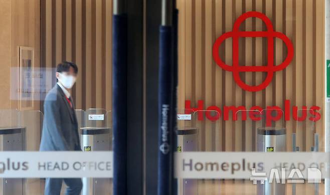 [서울=뉴시스] 김혜진 기자 = 검찰이 '홈플러스 사태' 관련 본사 압수수색에 나선 28일 오전 서울 강서구 홈플러스 본사 모습.서울중앙지검 반부패수사3부(부장검사 이승학)는 28일 오전부터 특정경제범죄 가중처벌 등에 관한 법률 위반(사기), 자본시장법 위반 등 혐의로 MBK파트너스, 홈플러스 본사와 관련자들 주거지도 포함된 것으로 알려졌다. 홈플러스와 MBK파트너스는 신용 등급 강등이 예측된 상황에서 기초유동화증권(ABSTB)을 발행하고 판매해 투자자들에게 피해를 입힌 혐의를 받는다. 2025.04.28. jini@newsis.com