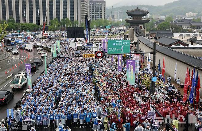 [서울=뉴시스] 김명년 기자 = 1일 오후 서울 종로구 경복궁 동십자각 앞에서 '제135주년 세계노동절 한국노총 전국노동자대회'가 열리고 있다. 2025.05.01. kmn@newsis.com