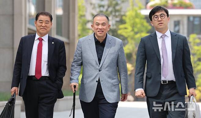 [서울=뉴시스] 이영환 기자 = 공천개입 의혹 및 여론조사 조작 의혹을 받고 있는 명태균 씨가 30일 오전 서울 서초구 서울고등검찰청으로 조사를 받기 위해 출석하고 있다. 2025.04.30. 20hwan@newsis.com