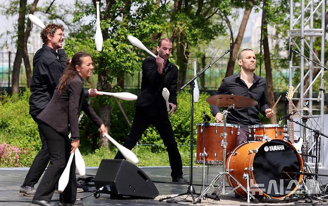 [서울=뉴시스] 추상철 기자 = '2025 서울서커스페스티벌' 개막을 하루 앞둔 2일 오전 서울 용산구 노들섬에서 프랑스의 콜렉티브 프로토콜이 저글링 공연인 '원샷' 시연을 하고 있다. 2025.05.02. scchoo@newsis.com