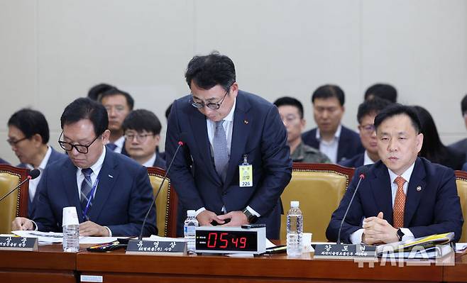 [서울=뉴시스] 권창회 기자 = 30일 오전 서울 여의도 국회에서 열린 과학기술정보방송통신위원회 전체회의에서 유영상 SKT텔레콤 사장이 최근 유심 해킹사태에 따른 사과를 하고 있다. 2025.04.30. kch0523@newsis.com