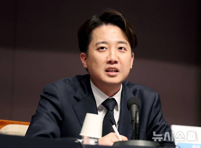 [서울=뉴시스] 김진아 기자 = 이준석 개혁신당 대통령 후보가 30일 서울 중구 프레스센터에서 열린 관훈토론회에서 발언을 하고 있다. 2025.04.30. bluesoda@newsis.com