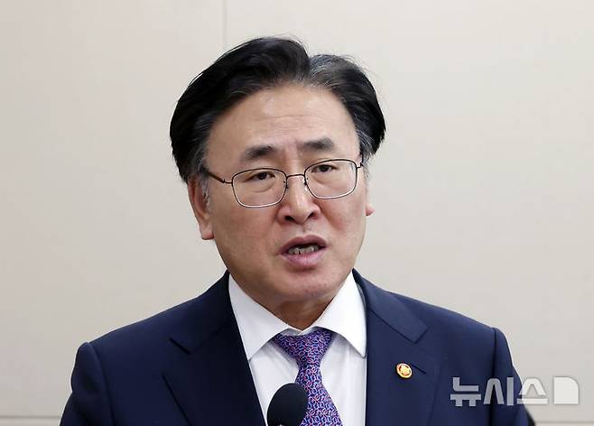 [서울=뉴시스] 고승민 기자 = 24일 서울 여의도 국회에서 열린 제424회 국회(임시회) 과학기술정보방송통신위원회 전체회의에서 유상임 과학기술정보통신부 장관이 추경 예산 관련 설명을 하고 있다. 2025.04.24. kkssmm99@newsis.com