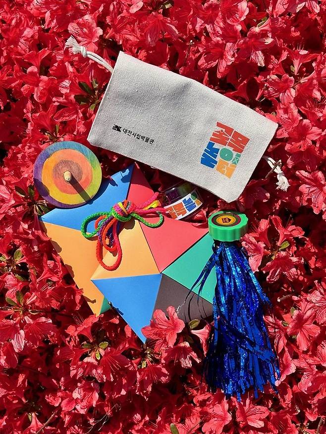 [대전=뉴시스]대전시립박물관이 준비한 어린이들에게 전달할 전통놀이 꾸러미. 2025. 05. 03 photo@newsis.com *재판매 및 DB 금지