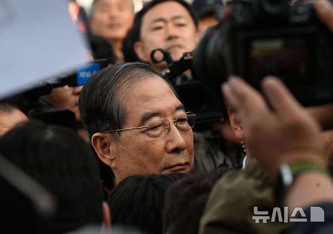 [광주=뉴시스] 김혜인 기자 = 대통령 선거 출마를 선언한 한덕수 전 국무총리가 2일 오후 광주 북구 국립5·18민주묘지 참배를 위해 들어서고 있으나 시민 사회 단체에 가로막혀 앞으로 나아가지 못하고 있다. 2025.05.02. hyein0342@newsis.com