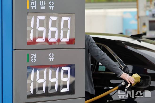 [서울=뉴시스] 김금보 기자 = 27일 서울시내 한 주유소에 기름 판매 가격이 표시돼 있다. 2025.04.27. kgb@newsis.com