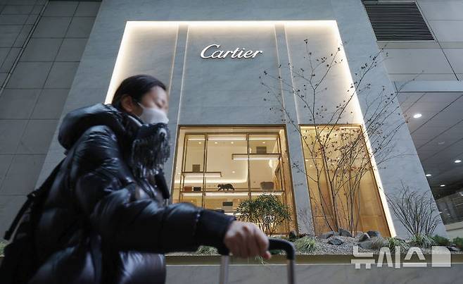 [서울=뉴시스] 김진아 기자 =  사진은 16일 서울의 한 백화점 까르띠에 매장. 2025.01.16. bluesoda@newsis.com