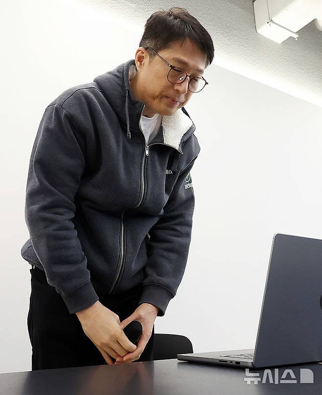 [성남=뉴시스] 추상철 기자 = 김석환 위믹스 재단 대표가 3일 오전 경기 성남시 판교 테크원타워에서 열린 '국내 가상자산 거래소의 위믹스 상장폐지 결정'과 관련 긴급 기자간담회에서 고개숙여 사과하고 있다. 2025.05.03. scchoo@newsis.com