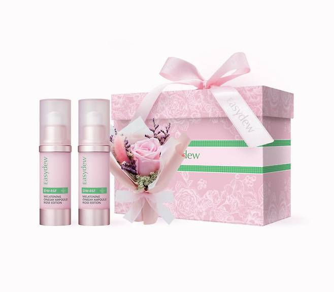[서울=뉴시스] 대웅제약 이지듀 기미 앰플 로즈에디션 세트(왼쪽부터 기미 앰플, 프리저브드 플라워, 선물 박스) (사진=대웅제약 제공) 2025.05.01. photo@newsis.com *재판매 및 DB 금지