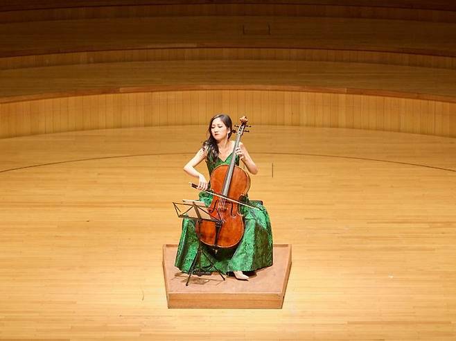 [서울=뉴시스] 지난달 30일 서울 송파구 롯데콘서트홀에서 열린 '인 하우스 아티스트' 올해 첫 번째 공연에 오른 첼리스트 최하영(사진=롯데문화재단 제공) 2025.05.03. photo@newsis.com *재판매 및 DB 금지