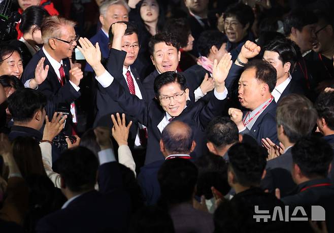 [고양=뉴시스] 고승민 기자 = 3일 경기 고양 킨텍스에서 열린 국민의힘 대선 후보 선출 전당대회에서 김문수 후보가 입장하고 있다. 2025.05.03. kkssmm99@newsis.com