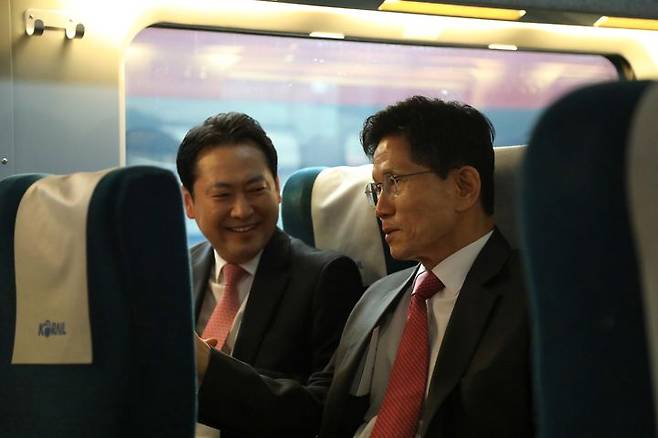 [서울=뉴시스] 권창회 기자 = 김문수 제21대 대통령 선거 국민의힘 경선 후보와 장동혁 김문수 캠프 총괄선거대책본부장이 20일 서울 용산구 서울역에서 대구행 열차에 탑승해 대화하고 있다. (사진=김문수 캠프 제공) 2025.04.20. photo@newsis.com *재판매 및 DB 금지