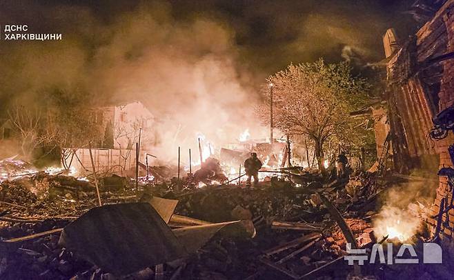 [하르키우=AP/뉴시스] 우크라이나 비상사태국이 제공한 사진에 30일(현지 시간) 우크라이나 하르키우에서 소방관들이 러시아의 드론 공격으로 발생한 아파트 건물 화재를 진압하고 있다. 2025.04.30.