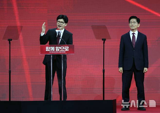 [고양=뉴시스] 고승민 기자 = 3일 경기 고양 킨텍스에서 열린 국민의힘 대선 후보 선출 전당대회에서 한동훈 후보가 승복 연설을 하고 있다. 2025.05.03. kkssmm99@newsis.com