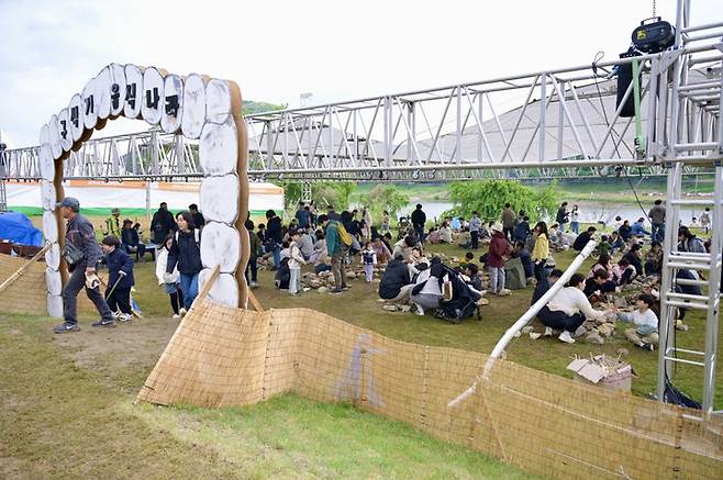 [공주=뉴시스] 공주 석장리구석기 축제, 음식나라에서 관람객들이 구석기 시대 먹었을 듯한 음식을 구워 먹는 모습. 2025.05.03. photo@newsis.com *재판매 및 DB 금지