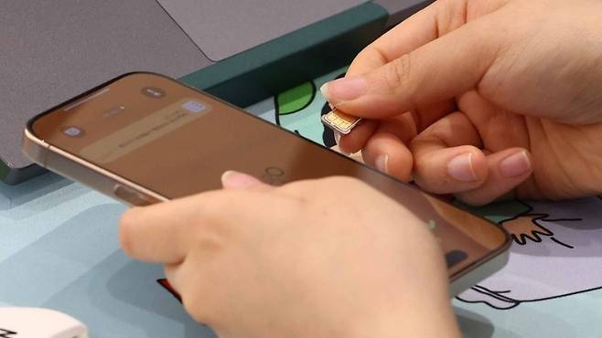 서울 시내 한 SKT 대리점에서 직원이 유심 교체를 하고 있다. 연합뉴스