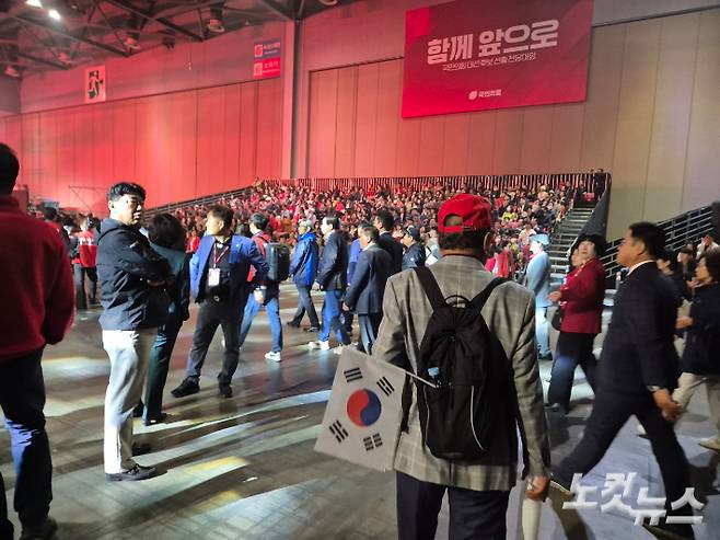 3일 오후 2시쯤 경기 고양시 킨텍스 제1전시장에서 열린 국민의힘 제21대 대선 후보 선출을 위한 전당대회장. 배낭에 태극기를 꼽고 빨간 모자를 쓴 한 국민의힘 당원이 들어서고 있다. 박희영 기자