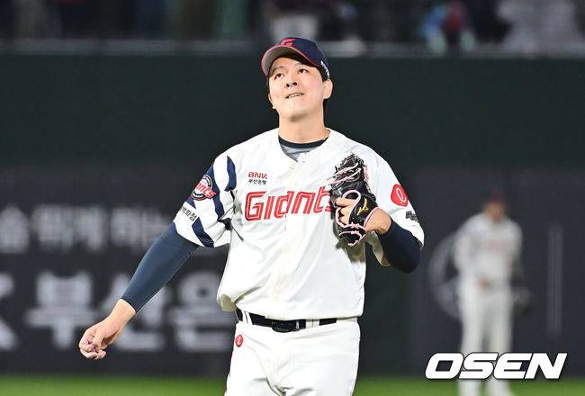 [OSEN=부산, 이석우 기자] 2일 부산 사직야구장에서 2025 신한 SOL 뱅크 KBO 리그 롯데 자이언츠와 NC 다이노스의 경기가 열렸다. 홈팀 롯데는 나균안, 방문팀 NC는 최성영이 선발 출전했다.롯데 자이언츠 김원중이 8회초 역전을 허용하고 아쉬워하고 있다. 2025.05.02 / foto0307@osen.co.kr