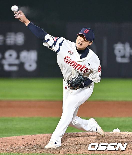 [OSEN=부산, 이석우 기자] 2일 부산 사직야구장에서 2025 신한 SOL 뱅크 KBO 리그 롯데 자이언츠와 NC 다이노스의 경기가 열렸다. 홈팀 롯데는 나균안, 방문팀 NC는 최성영이 선발 출전했다.롯데 자이언츠 구승민이 역투하고 있다. 2025.05.02 / foto0307@osen.co.kr