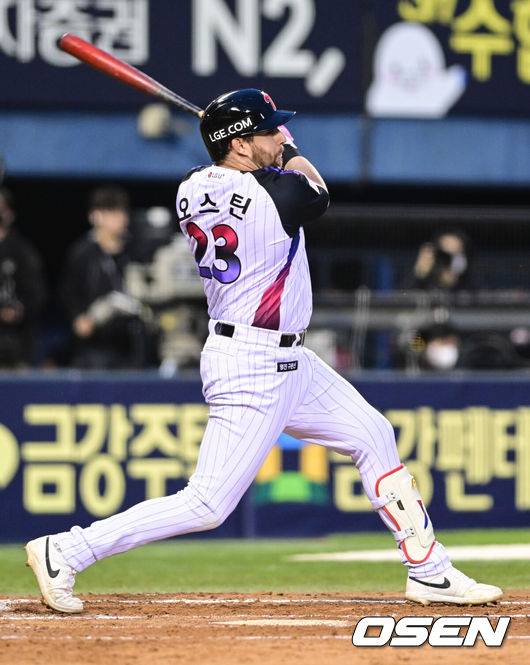 [OSEN=잠실, 조은정 기자]2일 오후 서울 잠실구장에서 ‘2025 신한 SOL BANK KBO리그’ LG 트윈스와 SSG 랜더스의 경기가 열렸다.이날 경기에 홈팀 LG는 손주영을 방문팀 SSG은 앤더슨을 선발로 내세웠다.3회말 2사 1루 LG 오스틴이 안타를 날리고 있다. 2025.05.02 /cej@osen.co.kr