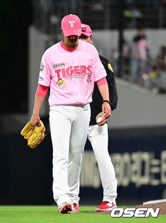 [OSEN=광주, 지형준 기자] 연장 11회초 KIA 임기영이 무사에서 한화 노시환에 솔로포를 허용하며 교체되고 있다2025.05.02 /jpnews@osen.co.kr