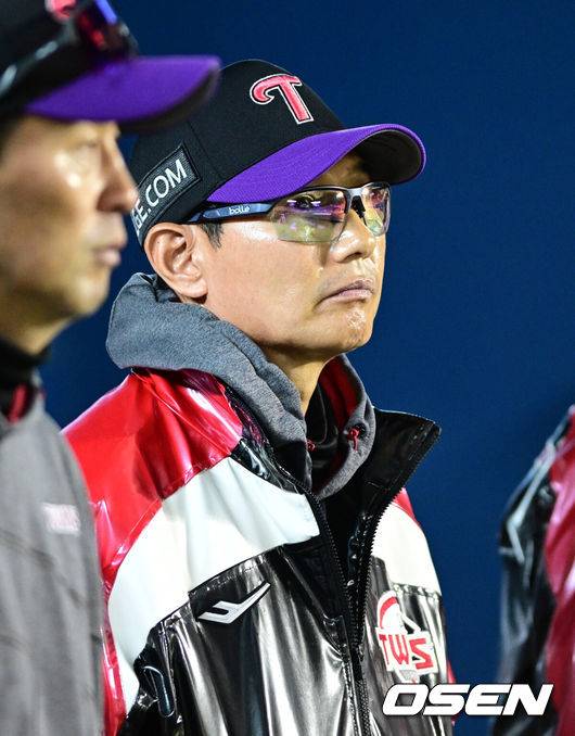 [OSEN=잠실, 조은정 기자]2일 오후 서울 잠실구장에서 ‘2025 신한 SOL BANK KBO리그’ LG 트윈스와 SSG 랜더스의 경기가 열렸다.이날 경기에 홈팀 LG는 손주영을 방문팀 SSG은 앤더슨을 선발로 내세웠다.LG 염경엽 감독이 경기를 지켜보고 있다. 2025.05.02 /cej@osen.co.kr