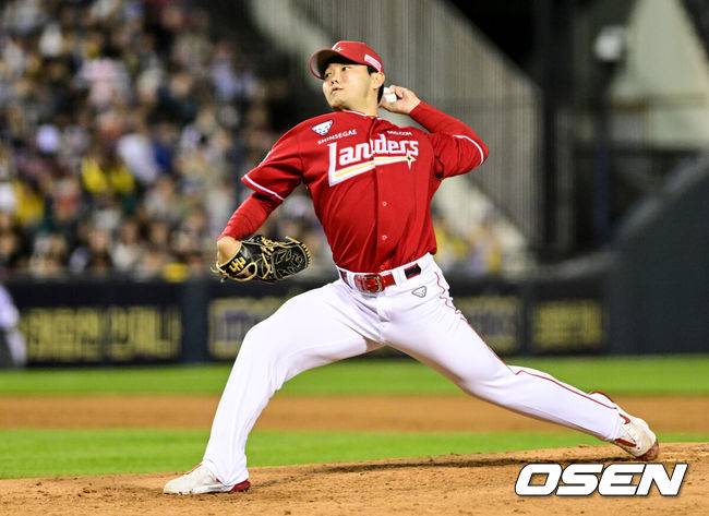 [OSEN=잠실, 조은정 기자]2일 오후 서울 잠실구장에서 ‘2025 신한 SOL BANK KBO리그’ LG 트윈스와 SSG 랜더스의 경기가 열렸다.이날 경기에 홈팀 LG는 손주영을 방문팀 SSG은 앤더슨을 선발로 내세웠다.6회말 SSG 박시후가 역투하고 있다. 2025.05.02 /cej@osen.co.kr