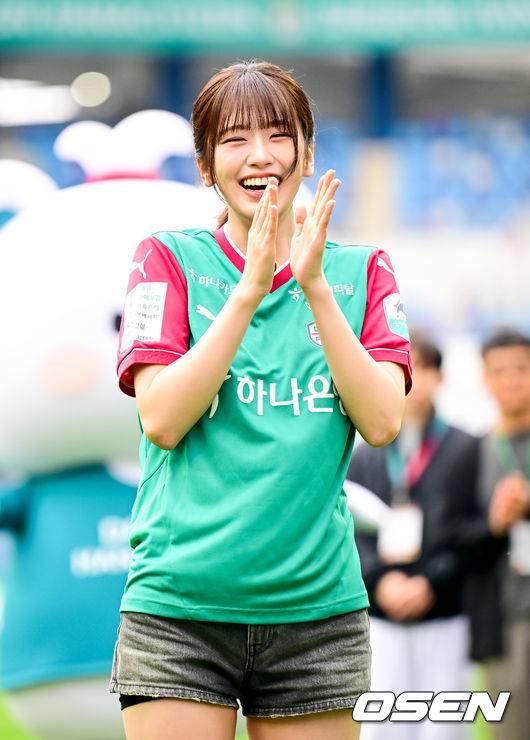 [OSEN=대전, 김성락 기자] 3일 오후 대전 유성구 대전월드컵경기장에서 ‘하나은행 K리그1 2025’ 11라운드 대전 하나 시티즌과 FC 안양의 경기가 열렸다. 대전은 7승 2무 2패로 리그 1위를, 안양은 5승 0무 6패로 리그 6위를 기록하고 있다. 경기 시작에 앞서 아이브 안유진이 시축을 하고 있다. 2025.05.03 / ksl0919@osen.co.kr