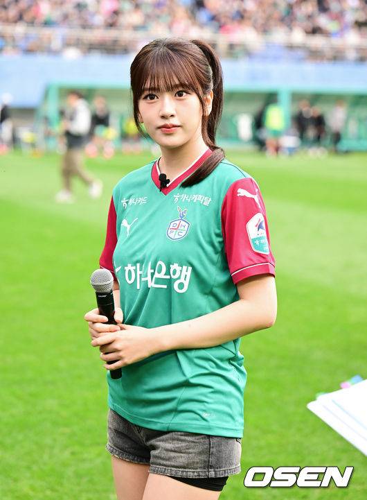 [OSEN=대전, 김성락 기자] 3일 오후 대전 유성구 대전월드컵경기장에서 ‘하나은행 K리그1 2025’ 11라운드 대전 하나 시티즌과 FC 안양의 경기가 열렸다. 대전은 7승 2무 2패로 리그 1위를, 안양은 5승 0무 6패로 리그 6위를 기록하고 있다. 경기 시작에 앞서 아이브 안유진이 시축에 앞서 인사말을 전하고 있다. 2025.05.03 / ksl0919@osen.co.kr