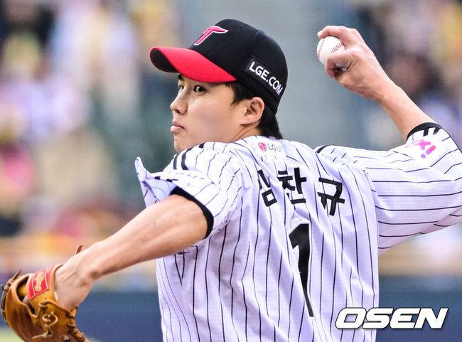 [OSEN=잠실, 조은정 기자3일 오후 서울 잠실구장에서 ‘2025 신한 SOL BANK KBO리그’ LG 트윈스와 SSG 랜더스의 경기가 열렸다.이날 경기에 홈팀 LG는 임찬규를 방문팀 SSG은 김광현을 선발로 내세웠다.1회초 LG 선발 임찬규가 역투하고 있다. 2025.05.03 /cej@osen.co.kr