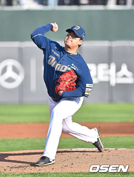 [OSEN=부산, 이석우 기자] 3일 부산 사직야구장에서 2025 신한 SOL 뱅크 KBO 리그 롯데 자이언츠와 NC 다이노스의 경기가 열린다. 홈팀 롯데는 박진, 방문팀 NC는 신민혁이 선발 출전한다.NC 다이노스 선발 투수 신민혁이 역투하고 있다. 2025.05.03 / foto0307@osen.co.kr