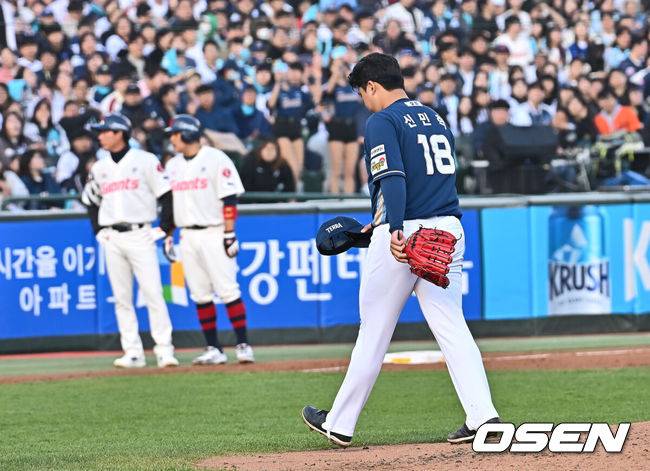 [OSEN=부산, 이석우 기자] 3일 부산 사직야구장에서 2025 신한 SOL 뱅크 KBO 리그 롯데 자이언츠와 NC 다이노스의 경기가 열린다. 홈팀 롯데는 박진, 방문팀 NC는 신민혁이 선발 출전한다.NC 다이노스 선발 투수 신민혁이 2회말 교체되고 있다. 2025.05.03 / foto0307@osen.co.kr