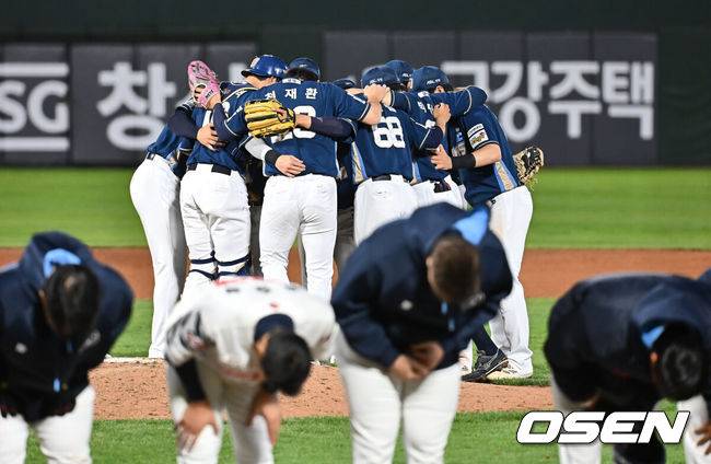 [OSEN=부산, 이석우 기자] 3일 부산 사직야구장에서 2025 신한 SOL 뱅크 KBO 리그 롯데 자이언츠와 NC 다이노스의 경기가 열렸다. 홈팀 롯데는 박진, 방문팀 NC는 신민혁이 선발 출전했다.NC 다이노스 선수들이 롯데 자이언츠에 13-4로 승리, 기쁨을 나누고 있다. 2025.05.03 / foto0307@osen.co.kr