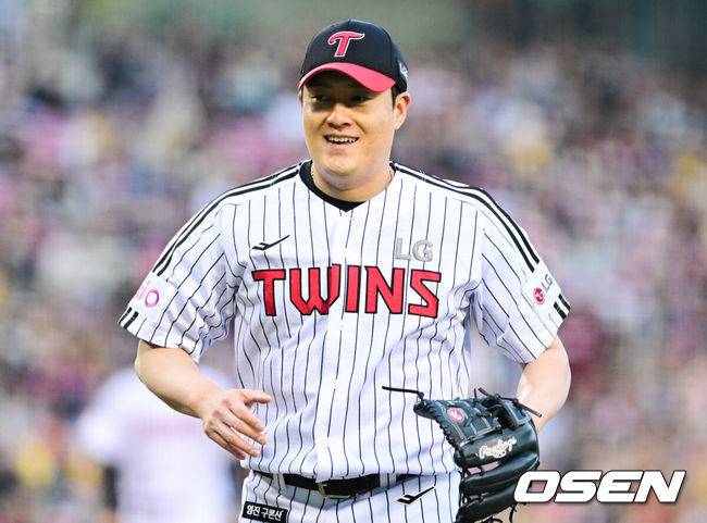 [OSEN=잠실, 조은정 기자3일 오후 서울 잠실구장에서 ‘2025 신한 SOL BANK KBO리그’ LG 트윈스와 SSG 랜더스의 경기가 열렸다.이날 경기에 홈팀 LG는 임찬규를 방문팀 SSG은 김광현을 선발로 내세웠다.7회초 1사 만루 LG 김강률이 SSG 맥브룸에게 병살타를 유도하며 이닝을 끝낸 뒤 기뻐하고 있다. 2025.05.03 /cej@osen.co.kr