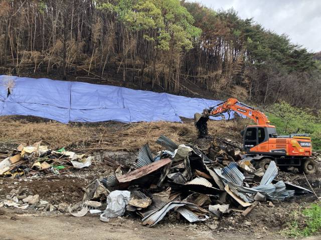 ▲지난 4월 24일 대형산불 피해를 본 경남 산청군 중태마을에서 포크레인이 전소된 집을 철거하고 있다. ⓒ프레시안(손가영)