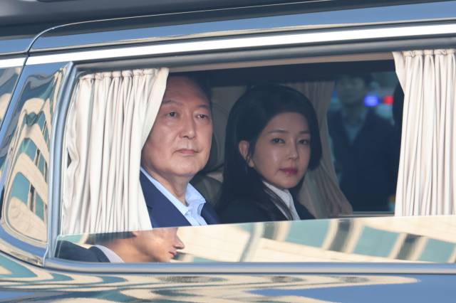 ▲윤석열 전 대통령과 김건희 여사가 4월 11일 서울 용산구 한남동 관저에서 나와 서초동 사저로 향하고 있다. ⓒ연합뉴스