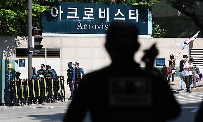 검찰이 윤석열 전 대통령의 사저에 대해 압수수색에 들어간 지난 4월 30일 서울 서초구 아크로비스타 앞에서 경찰들이 근무를 서고 있다. 연합뉴스