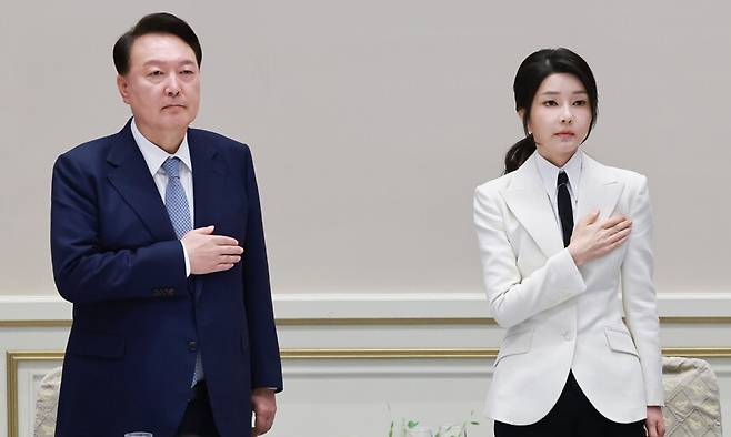 윤석열 전 대통령(왼쪽)과 부인 김건희씨. 연합뉴스