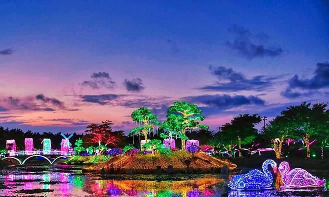 야간 조명을 켠 네이처 월드.