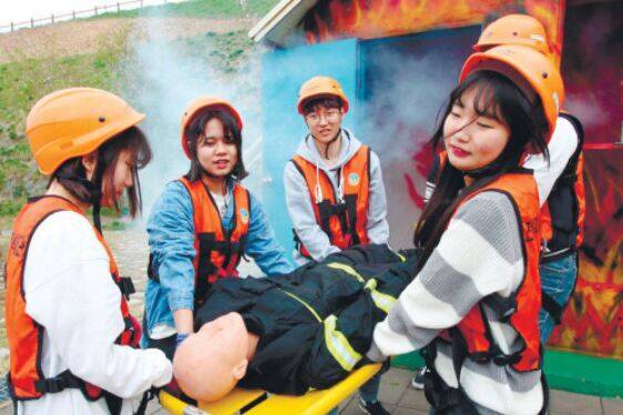 전북 임실 119안전체험관을 찾은 초등학생들이 화재현장 구조체험을 하고 있다.&nbsp;전북도 제공