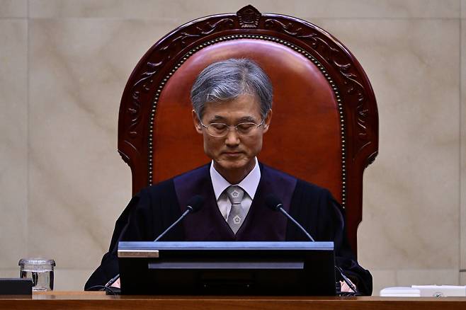 조희대 대법원장이 1일 오후 서울 서초구 대법원 대법정에서 이재명 더불어민주당 대선 후보의 공직선거법 위반 사건 상고심 선고를 준비하며 생각에 잠겨 있다.&nbsp; &nbsp;사진공동취재단.