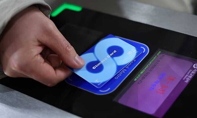 기후동행카드를 지하철에서 이용하는 모습. 세계일보 자료사진