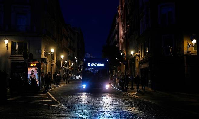 대규모 정전 사태가 발생한 스페인 마드리드 시내에서 버스가 지나가고 있다. AP연합뉴스